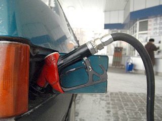 Бензину не дают дешеветь