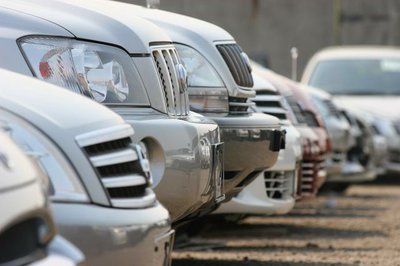 Майские продажи новых автомобилей в России упали на 58%