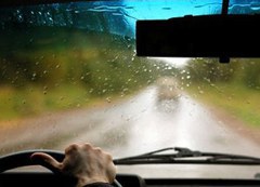 Управление автомобилем в дождь – правила и советы