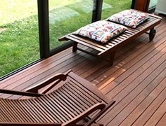 Декинг: из ДПК или цельной древесины?